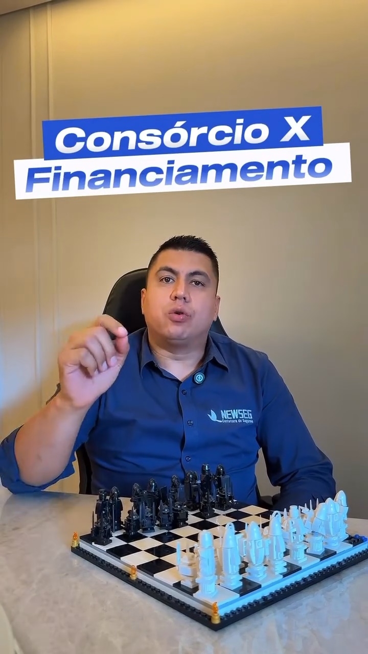 Consultor da Newseg sentado à mesa diante de um tabuleiro de xadrez, sob o título "Consórcio x Financiamento"