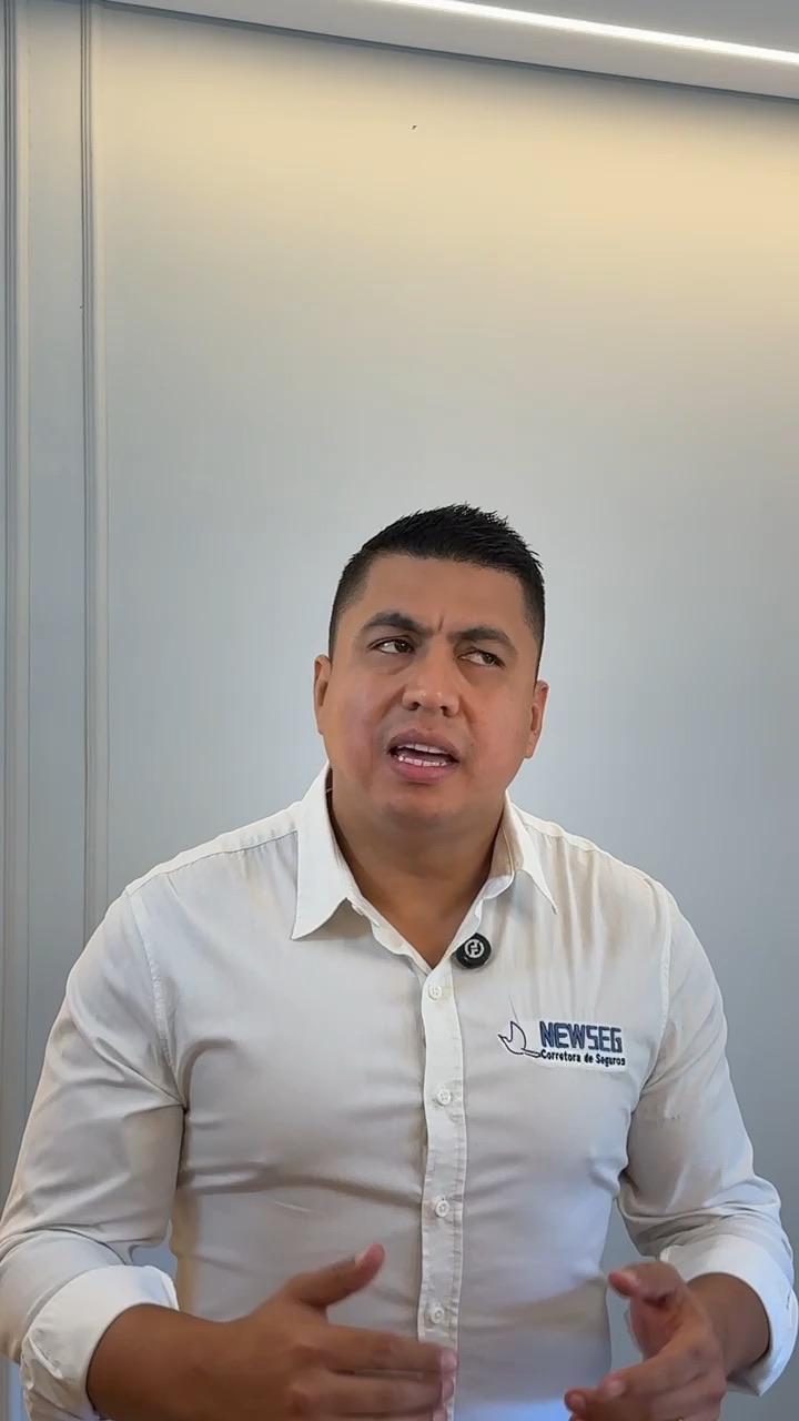 Consultor da Newseg, de camisa branca, falando à câmera sobre plano de saúde