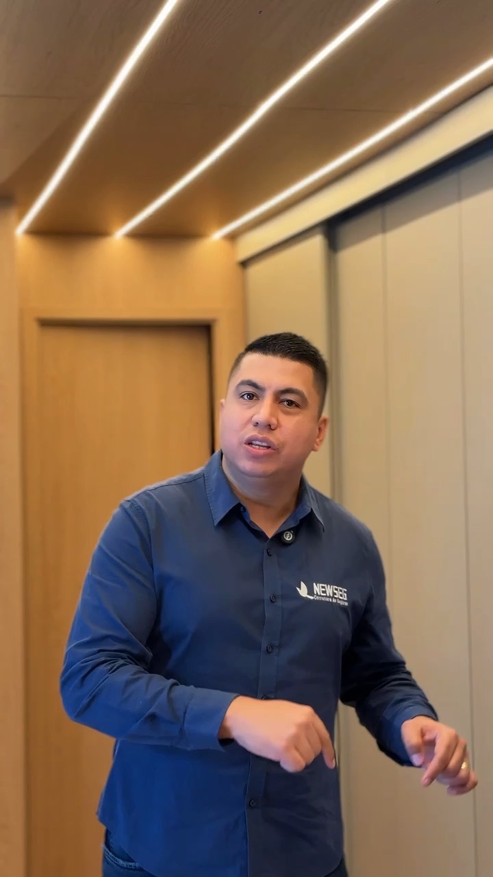 Consultor da Newseg, de camisa azul, falando à câmera sobre plano de saúde