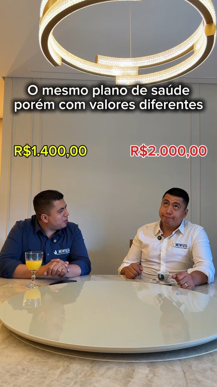 Dois consultores da Newseg conversando à mesa de reunião, com os valores R$ 1.400,00 e R$ 2.000,00 sobre a imagem
