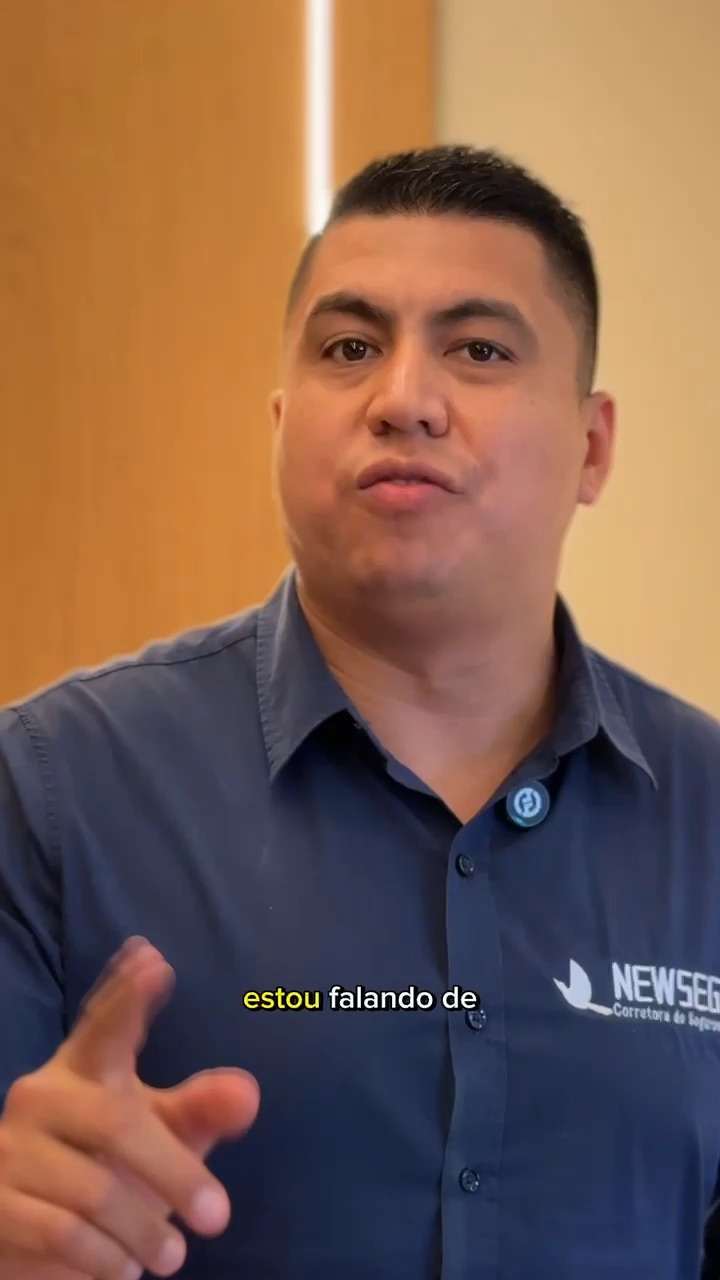 Consultor da Newseg falando à câmera sobre seguro auto