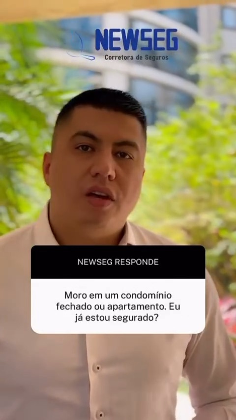 Consultor da Newseg ao ar livre, com o quadro "Newseg responde: moro em um condomínio fechado ou apartamento, eu já estou segurado?" sobre a imagem