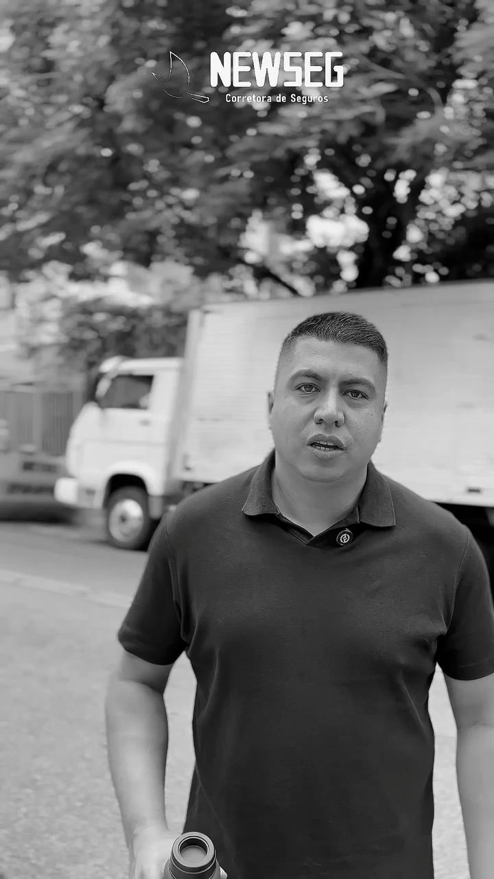 Consultor da Newseg na rua, em imagem preto e branco, com um caminhão baú estacionado ao fundo