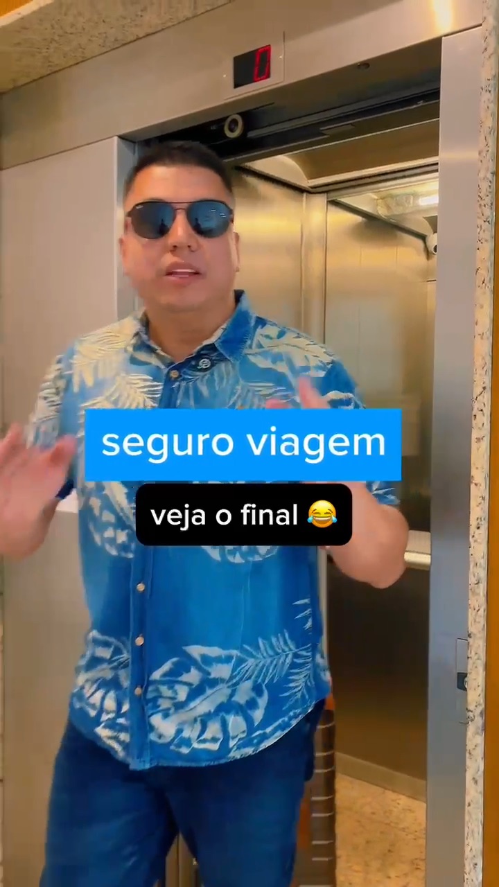 Consultor da Newseg de camisa estampada e óculos escuros diante de um elevador de hotel, sob o título "seguro viagem"